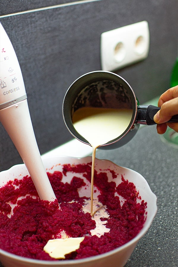 Milk with butter into celery and beet puree