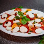 Our very easy and very delicious recipe of italian caprese salad with mozzarella and balsamic winegar. Ideal if you are looking for a delicious salad. #tomato #salad #appetizer #saladcaprese #italian