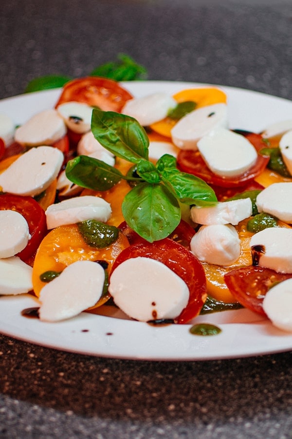 Our very easy and very delicious recipe of italian caprese salad with mozzarella and balsamic winegar. Ideal if you are looking for a delicious salad. #tomato #salad #appetizer #saladcaprese #italian