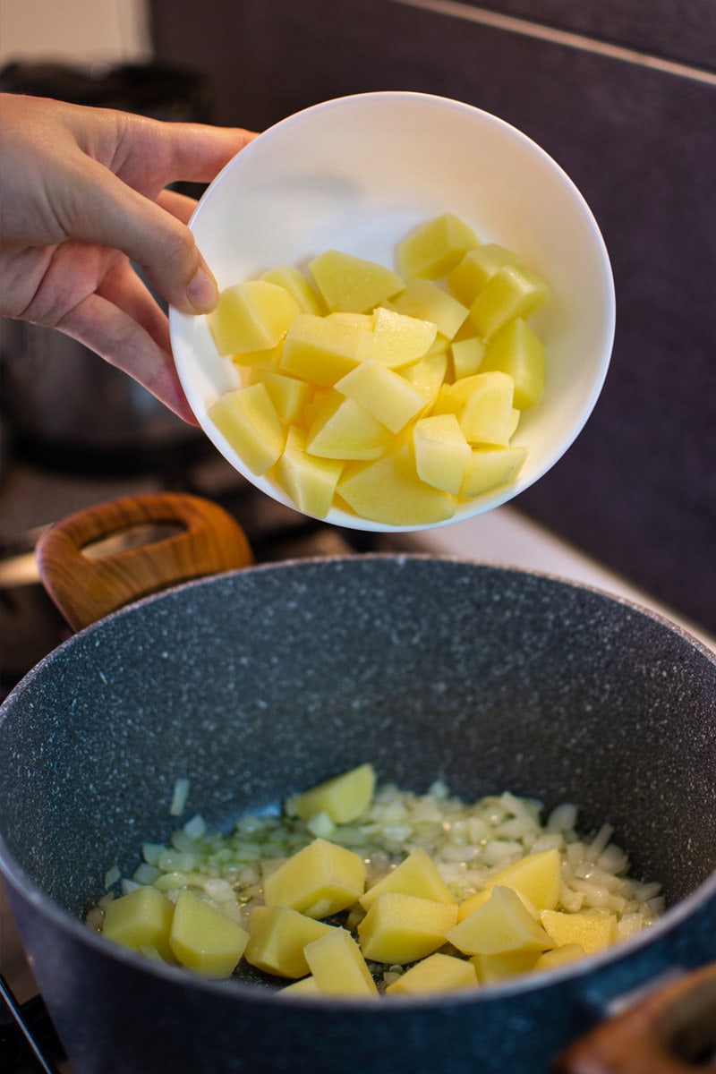 Adding potatoes above onions