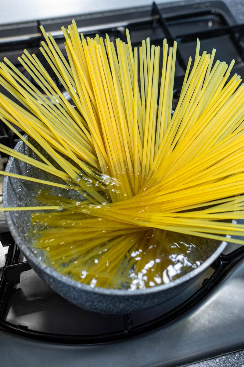 Boiling Spaghetti Pasta on hot water.