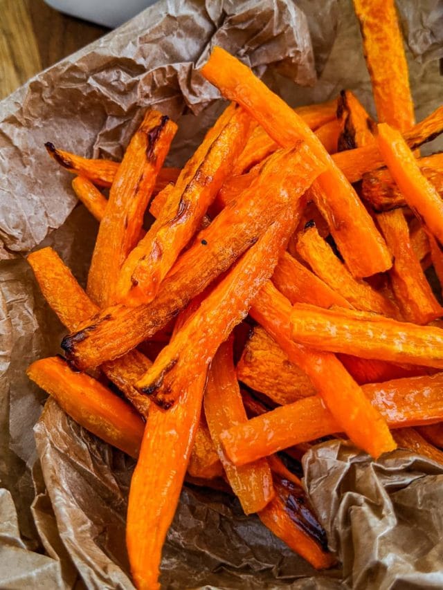Crispy carrot fries in air fryer.