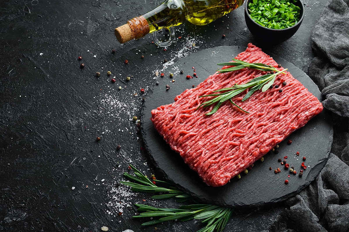 Thawed ground beef mince with aromatic herbs, oil and pepper.