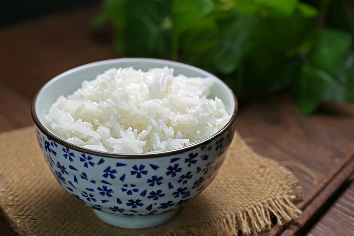 Steamed rice expanded in a plate with blue flowers.