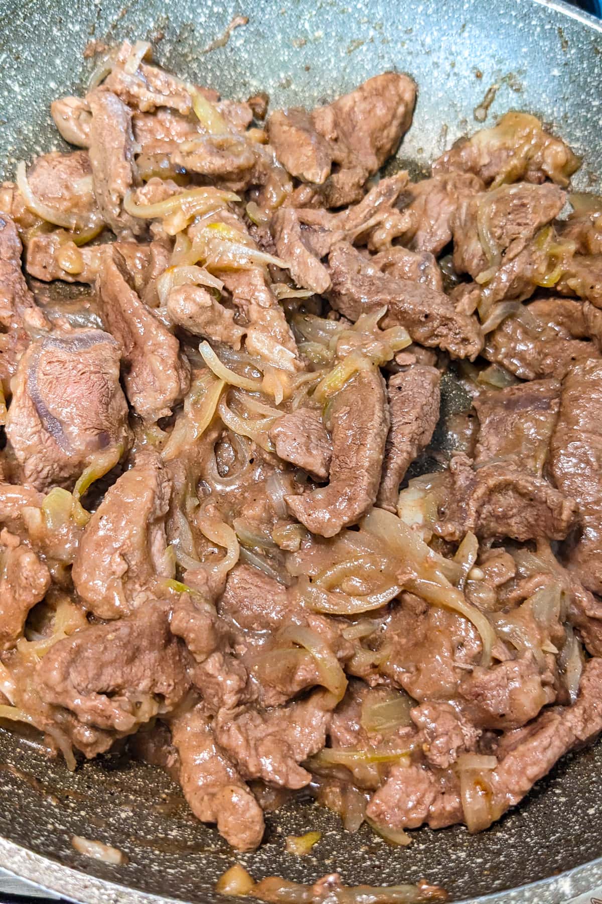 Slices of beef meat mixed with chopped onions.