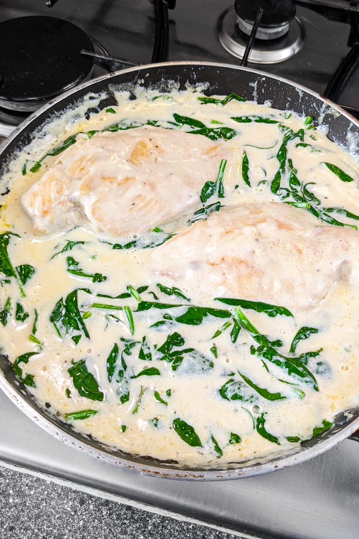 Ala king sauce with spinach and chicken fillets.
