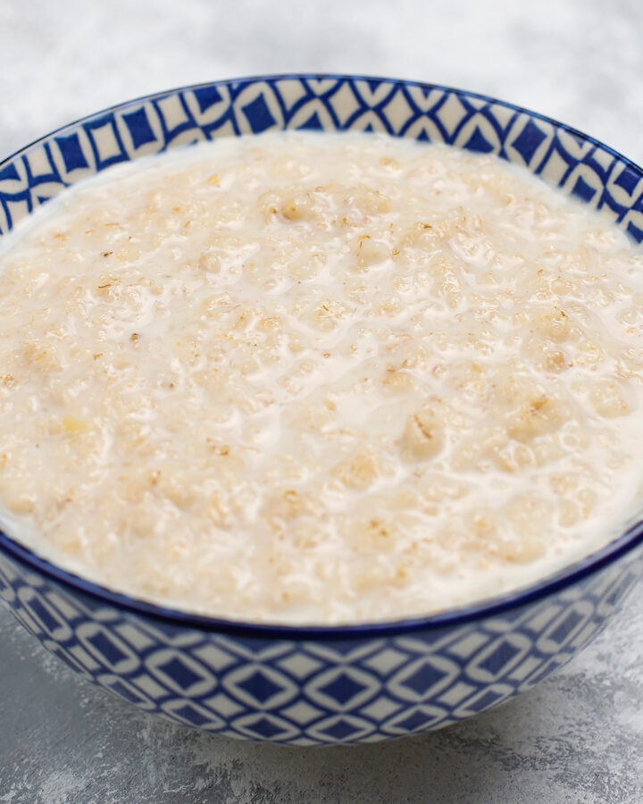 Close look of a plate full with porridge.