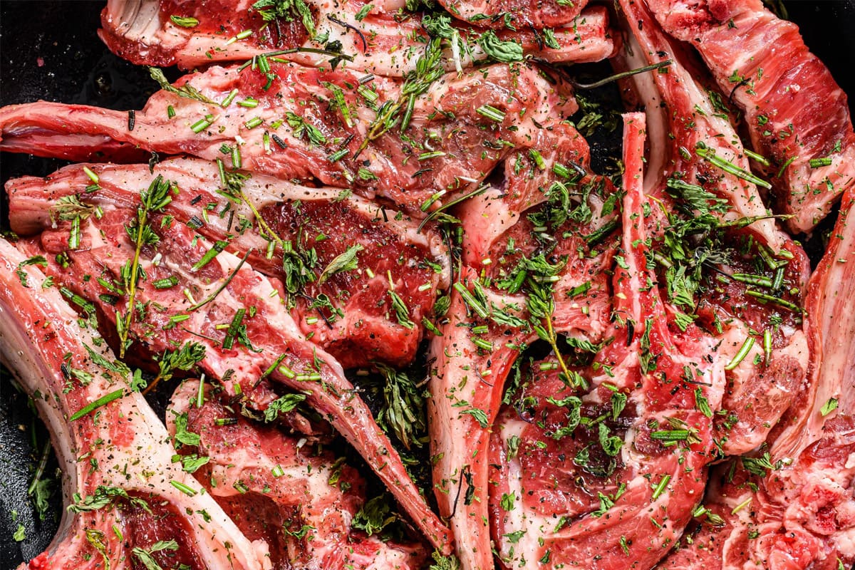 Lamb chops marinated with aromatic herbs.
