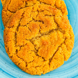 Close look of crumbly caramel biscuits on a blue plate.