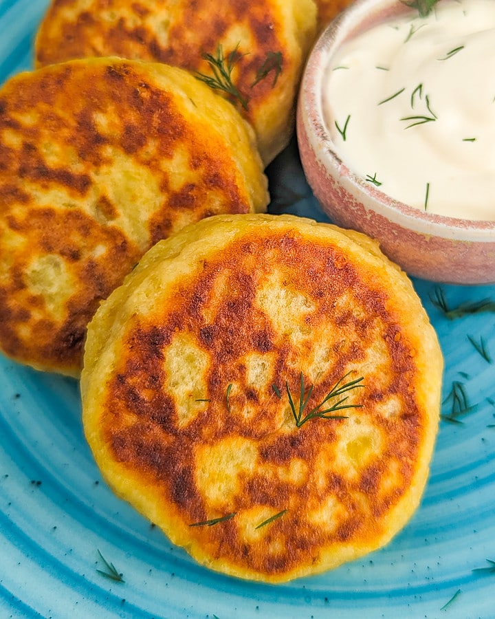 Close look of 4 potato pancakes on a blue vintage plate.