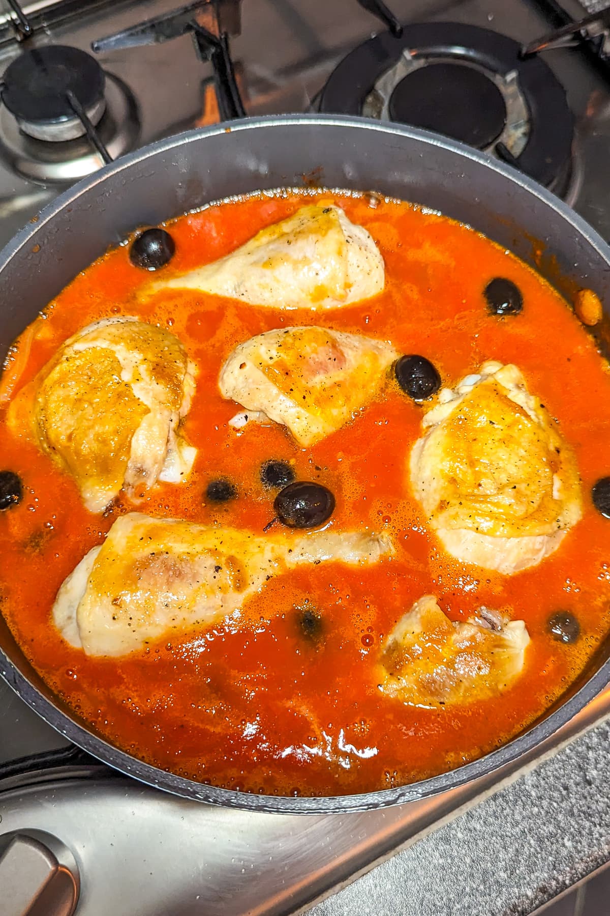 Saucepan with chicken Cacciatore with black olives.